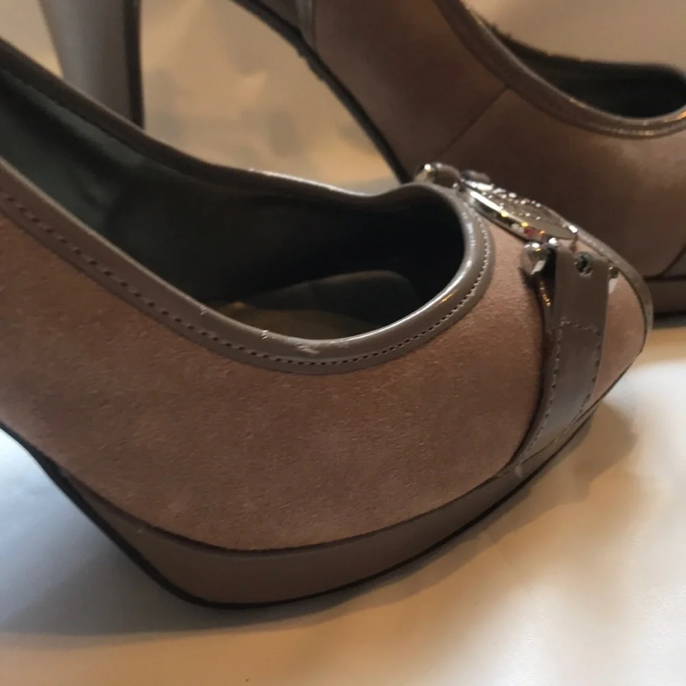 Anne Klein iFlex Taupe Peep-Toe platform Slingback Heels w:/AK sig Lion 8.5 NIB